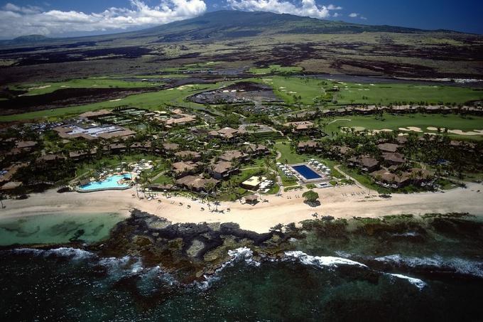 Leta 2006 je Michael Dell skupaj z Robom Waltonom, sinom ustanovitelja največje trgovske verige na svetu Walmart, kupil tudi tole celotno letovišče Hualalai na Havajih. Koliko je odštel za svoj delež, ni znano, najverjetneje pa je šlo za trimestni znesek (v milijonih dolarjev, seveda).  | Foto: Hotelska veriga Four Seasons