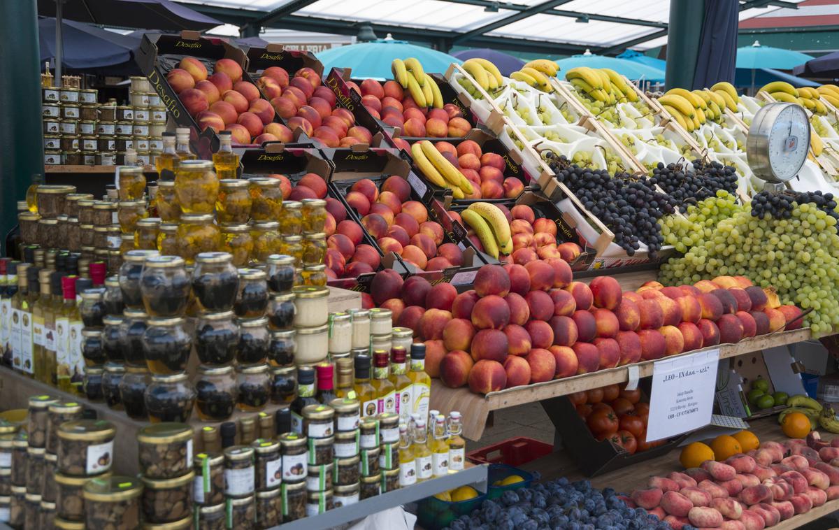 Tržnica v Rovinju | Nakupi živil na hrvaških tržnicah so najdražji v Rovinju. Za kilogram breskev je treba odšteti od šest do 12 evrov, rovinjska tržnica je na vrhu tudi po višini cen sliv, češenj, jagod in grozdja. | Foto Guliverimage