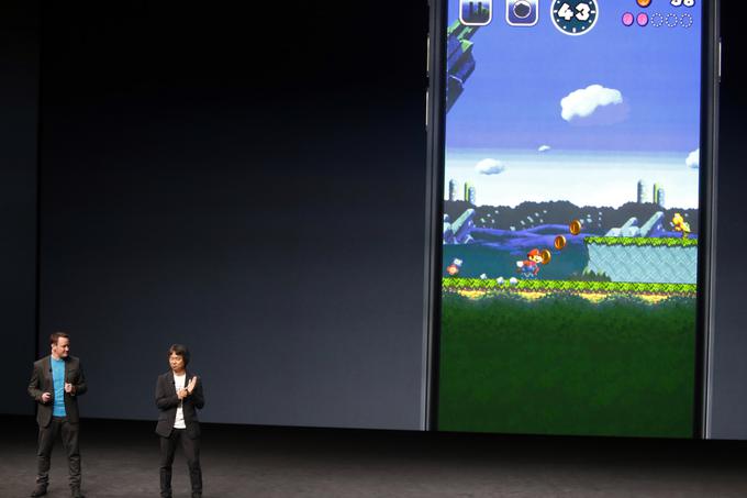 Napoved igre Super Mario Run na septembrski predstavitvi pametnega telefona iPhone 7. Apple je na oder povabil samega Šigera Mijamota, očeta serije Super Mario in legendo japonskega razvijalca videoiger Nintendo. | Foto: Reuters