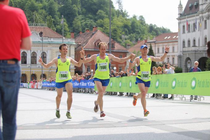Aleš Žontar, lanski in letošnji zmagovalec Istrskega maratona, Marko Tratnik in Nejc Lokar so zmagovalci teka trojk na 29 kilometrov. | Foto: Urban Urbanc/Sportida
