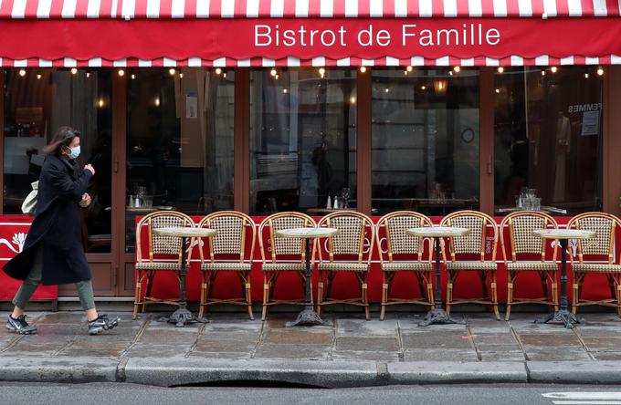 Z današnjim dnem se v Parizu in njegovih predmestjih za dva tedna zapirajo bari in kavarne.  | Foto: Reuters