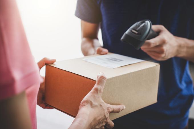 Ena od vznemirljivih stvari pri odvisnikih od spletnega nakupovanja je prejem paketa na dom. | Foto: Getty Images