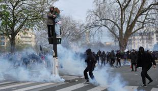 Na protestih v Franciji ranjenih več kot tisoč policistov in gasilcev