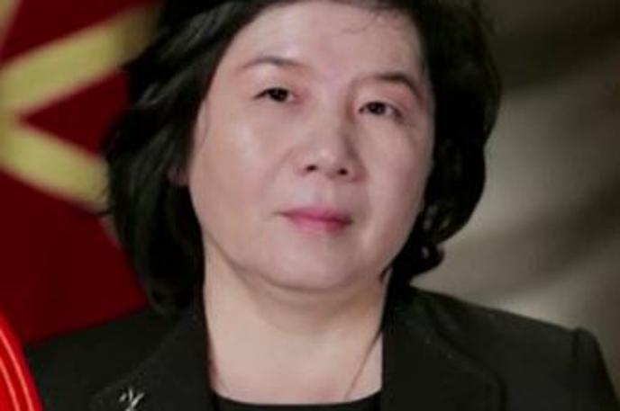Choe Son-hui | Karierna diplomatka, ki tekoče govori angleški jezik, je bila tesna sodelavka Kima v jedrskih pogovorih z ZDA in je severnokorejskega voditelja spremljala na srečanjih s takratnim ameriškim predsednikom Donaldom Trumpom, navaja AFP. | Foto posnetek zaslona/Reuters