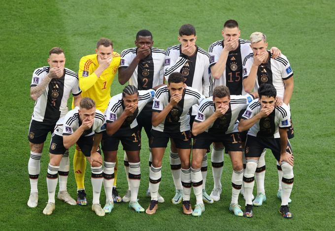 Nemci so si pred tekmo pokrili usta, s čimer so nakazali, da so bili utišani. | Foto: Reuters