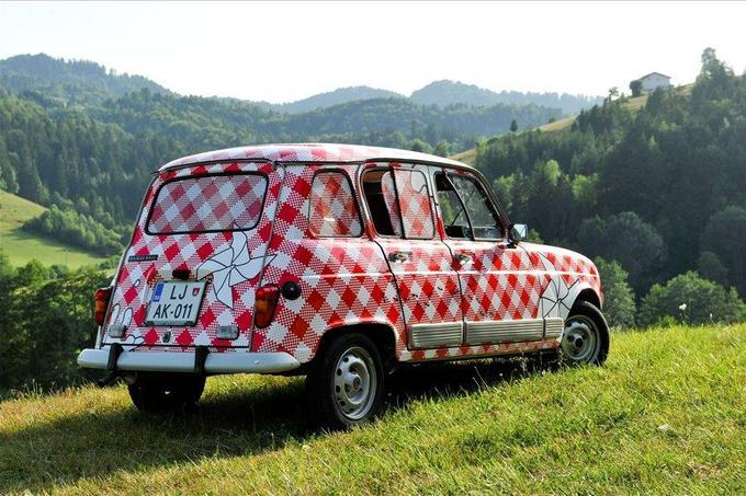 Renault je model 4 predstavil leta 1961 na avtomobilskem salonu v Parizu. Prav v tem času je Renault postavil svojo prodajno mrežo zunaj meja Francije. Renault je leta 1969 pogodbo o proizvodnji sklenil najprej z ljubljanskim Litostrojem, leta 1972 pa so jo prenesli na IMV v Novem mestu. Skupno so renault 4 izdelovali v 27 državah sveta, vseh pa so izdelali več kot osem milijonov.  | Foto: Ciril Komotar