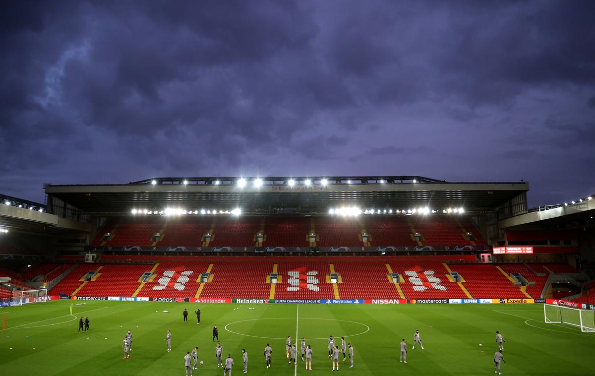 Anfield | Liverpool je po številnih kritikah spremenila svojo odločitev, da bo neigralski kader v luči blokade zaradi novega koronavirusa poslala na čakanje. | Foto Reuters