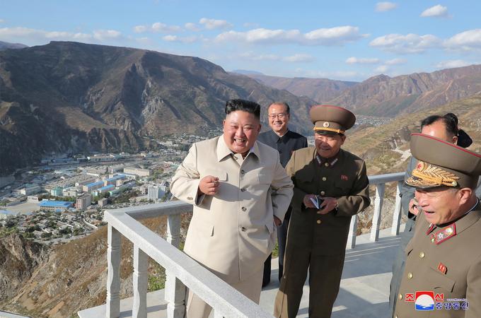 Glede na zadnje objavljene fotografije Kim Džonga lahko sklepamo, da nošenje zaščitnih mask v Severni Koreji ni obvezno. | Foto: Reuters