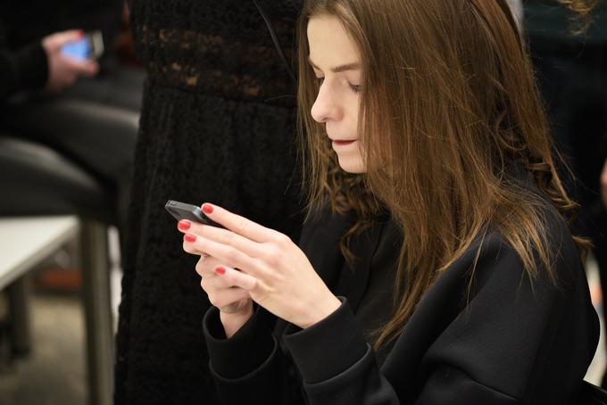 Dandanes zelo priljubljen prizor: strmenje v mini ekran mobilnika. | Foto: Getty Images