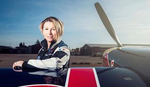 Kaj zmore prva akrobatska pilotka, ki so jo sprejeli na dirke Red Bull Air Race?