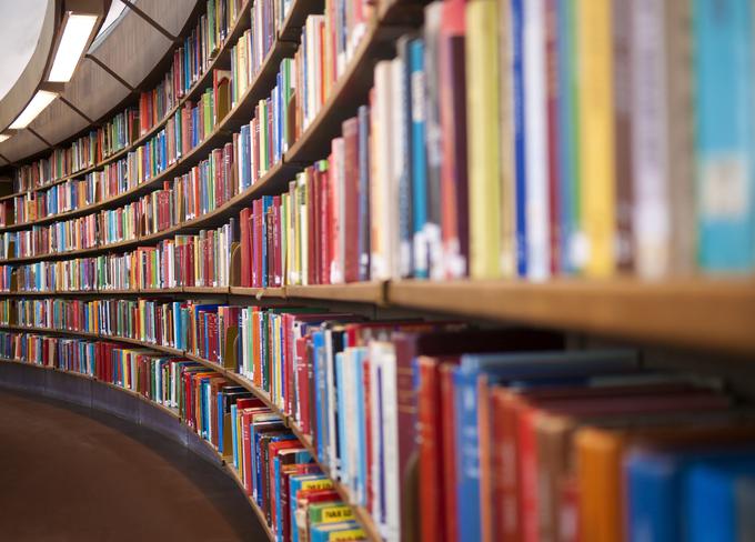Poučne knjige si bralci izposojajo in kupujejo manj pogosto kot leposlovne. | Foto: Thinkstock