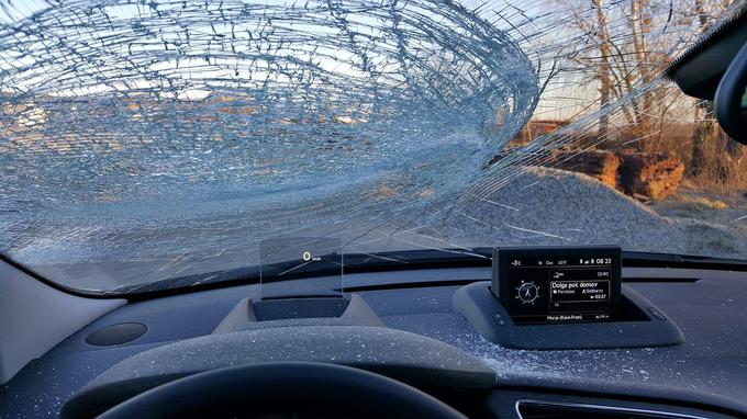 Zoranu Horvatu je včeraj velik kos ledu sredi avtoceste priletel v vetrobransko steklo. Razen poškodb avtomobila k sreči nihče ni bil poškodovan, a takšna vrsta nesreče ni najbolj prijetna. | Foto: Facebook