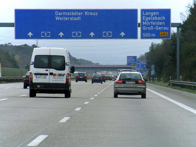 Nemške avtoceste imajo še vedno številne odseke, kjer uradne omejitve hitrosti ni. Ritem vožnje sicer pogosto narekuje gostota prometa. | Foto: Thomas Hilmes/Wikimedia Commons