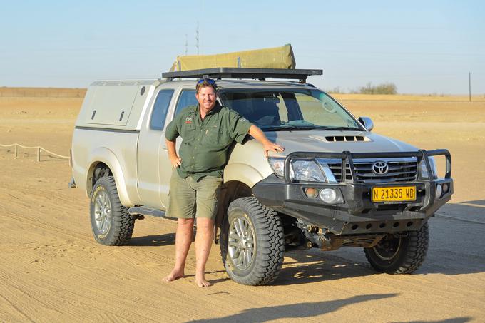 Namibijec Danie Van Ellewee - Jakkals nas je s svojim hiluxom popeljal v divjino. | Foto: Jure Gregorčič