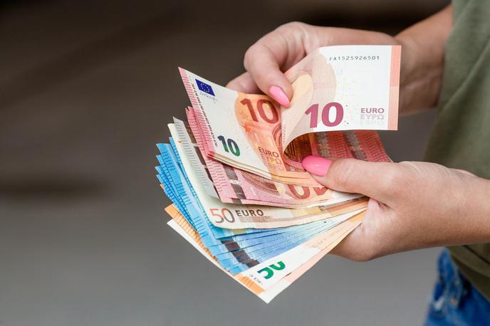 Denar | Slovenska inflacija je bila oktobra občutno nad povprečjem evrskega območja. Letna rast cen, merjena s harmoniziranim indeksom cen življenjskih potrebščin, je bila 6,6-odstotna. | Foto Shutterstock