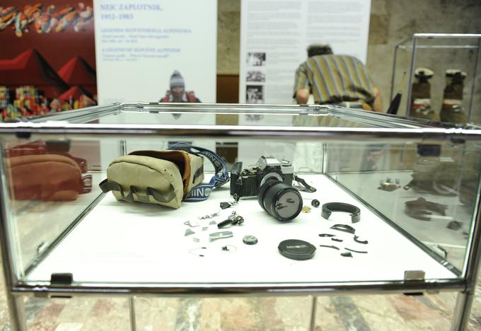 Razbit fotoaparat, ki je Zaplotnika spremljal na njegovi zadnji odpravi na Manaslu, hrani Mojca Zaplotnik Jamnik, pred leti pa je bil del razstave v Kranju. | Foto: STA ,