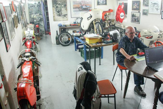 "Vsak moj motocikel ima za seboj pestro zgodovino in dušo," pravi Egon Fornazarič, motociklistični zanesenjak iz Nove Gorice. | Foto: Miloš Ferfolja
