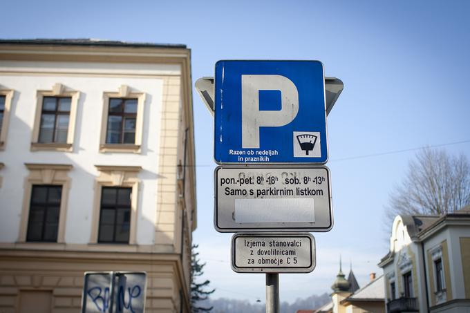Parkiranje na ulici vas v osmih urah stane 5,6 evra, torej pri 20 delovnih dneh 112 evrov. | Foto: Ana Kovač