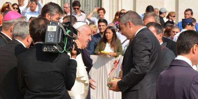 Minister Židan je papežu podaril slovenski med in potico.  | Foto: Boštjan Noč/Facebook