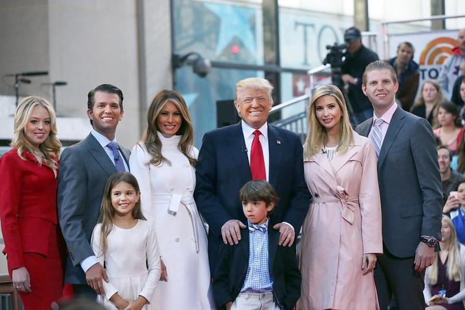 Tiffany (skrajno levo) z očetom, njegovo ženo Melanio, polbratoma Ericom in Donaldom mlajšim ter polsestro Ivanko. Spredaj sta otroka Donalda mlajšega. | Foto: Getty Images