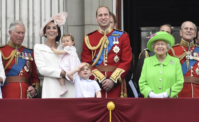 Mala princeska Charlotte se je tokrat prvič pojavila v javnosti, njen bratec princ George pa je javnih nastopov že vajen. | Foto: Reuters
