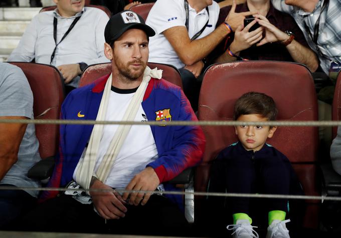 Poškodovani Lionel Messi je spremljal dvoboj med Barcelono in Interjem s sinom. | Foto: Reuters