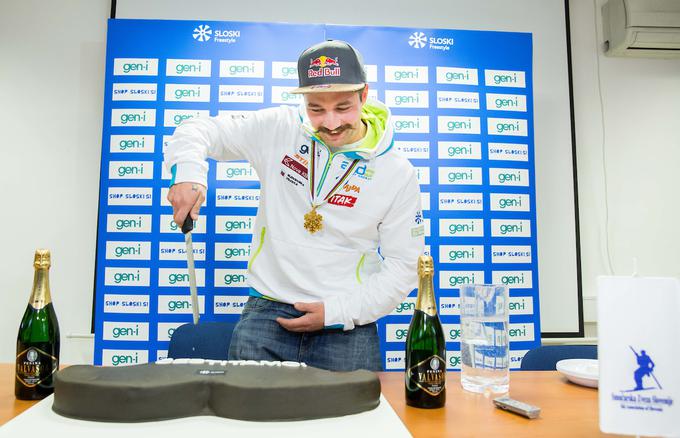 Na Smučarski zvezi Slovenije so ga ob osvojitvi naslova svetovnega prvaka presenetili s torto v obliki brkov. | Foto: Vid Ponikvar