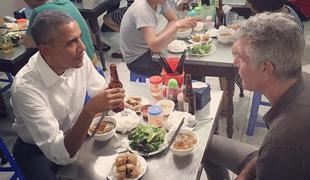 Fotografija, ki je obnorela splet: pivo in rezanci s predsednikom