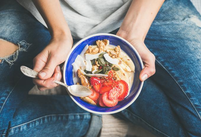 Polnovredne žitarice, oreščki in sadje z jogurtom so dobra mešanica živil, ki nas zjutraj napolni z energijo in močjo ter nam daje občutek sitosti. | Foto: Getty Images