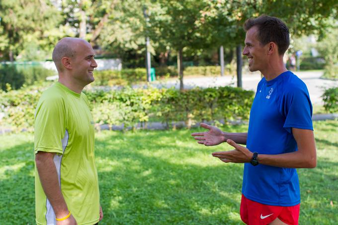 Boštjan v pogovoru s tekaškim trenerjem. | Foto: Dean Gostimirovič