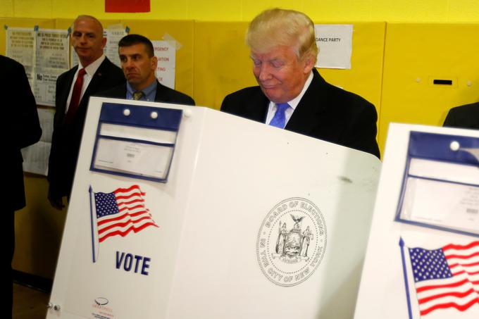 Donald Trump je svoj glas oddal na volišču na Manhattnu v New Yorku. | Foto: Reuters