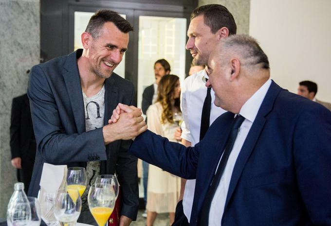 Mladostnemu veteranu, ki je z Mariborom podaljšal pogodbo za še eno leto, je od srca čestital tudi predsednik krovne nogometne zveze. | Foto: Vid Ponikvar