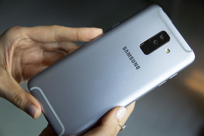 Pametni telefon Samsung Galaxy A6+ (2018) bo pri nas na voljo v treh barvah: mi smo svoje prve vtise z njim zbirali s tistim v barvi sivke. | Foto: Bojan Puhek