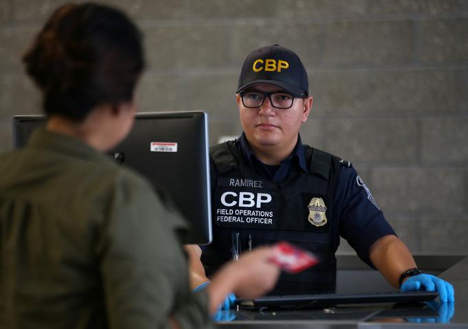 Ameriški vizum ne zagotavlja vstopa v ZDA, temveč zgolj tistim, ki ga morajo imeti, dopušča dostop do mejne kontrole, kjer bo uslužbenec mejne varnosti odločal o pravici vstopa vsakega posameznega potnika. | Foto: Reuters