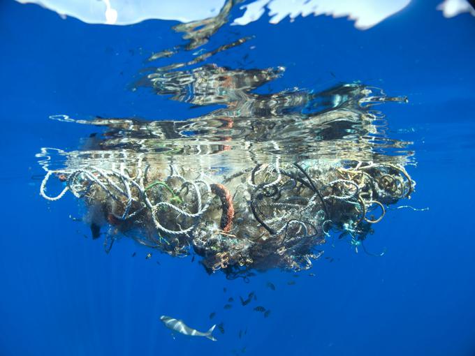 Plastični otok, ki ga tvori severnopacifiški krožni tok. Dva plastična otoka, v katerem so v spirale združene plastične smeti, sta znana v Tihem oceanu. | Foto: Lindsey Hoshaw