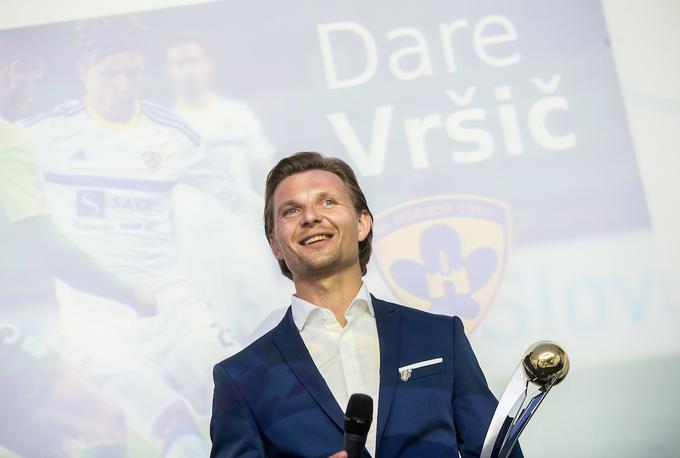 "Najboljši sem v tistih sezonah, ko imam doma dojenčka," je na podelitvi priznanj Spins XI za dosežke v tej sezoni Prve lige Telekom Slovenije priznal Dare Vršič. Nagrado za najboljšega igralca je posvetil ženi in trem otrokom. "Tovarna se še ni zaprla," je sporočil nogometaš Maribora in s simpatično napovedjo, da bi se lahko družinica še povečala, nasmejal najboljše, kar ponuja 1. SNL. | Foto: Vid Ponikvar