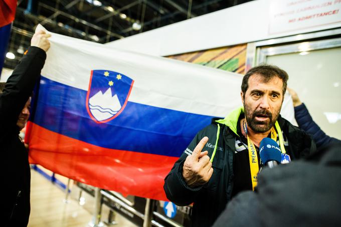 Veselin Vujović je bil v središču pozornosti. Na letališču se je zbrani množici pridružil med zadnjimi. | Foto: Grega Valančič/Sportida