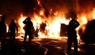 Nemiri se stopnjujejo: protestniki zažgali avtobus, 150 aretiranih