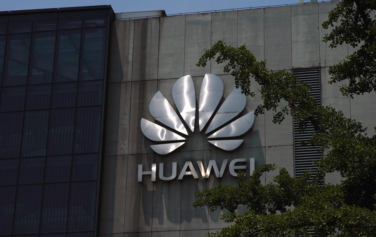 Honor, Huawei | Huawei bi z morebitno dokončno izgubo dostopa do storitev, za katere licenčnino trenutno plačuje Googlu, izgubil ogromno. Brez Googlovega Androida in aplikacij bi bil namreč prisiljen v razvoj lastnega ekosistema za pametne telefone, to pa je nekaj, kar se je v preteklosti že izkazalo za izredno težko. Na Huaweievo srečo se sicer že šušlja, da bo vlada ZDA določenim podjetjem odobrila dovoljenje, da bodo lahko še naprej trgovala s kitajsko družbo. | Foto Reuters