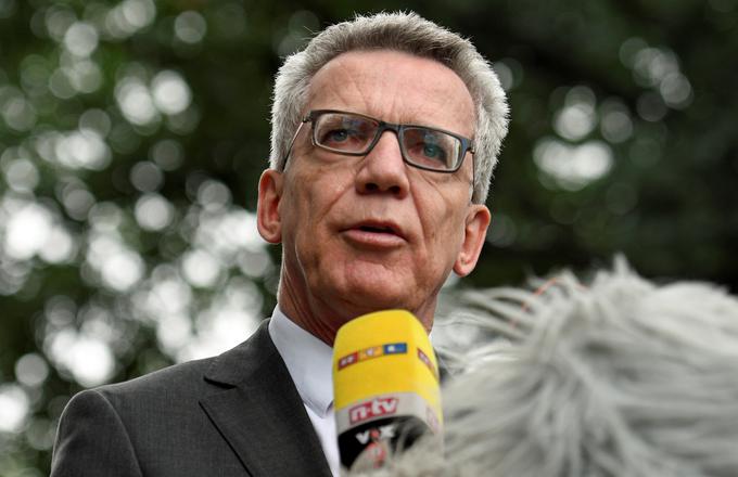 Poslanci bodo prej podprli delno prepoved nošenja burk kot splošno prepoved, meni nemški notranji minister Thomas de Maiziere, ki prihaja iz vrst CDU. | Foto: 