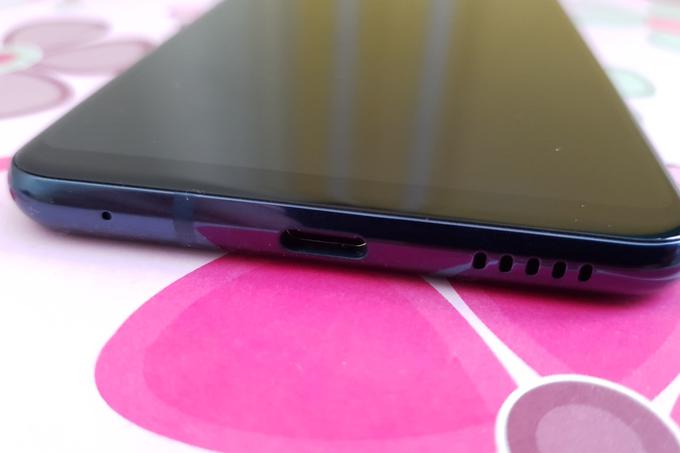 LG V30 se polni prek sodobnega priključka USB-C. Preden se kdo ustraši - klasični 3,5-milimetrski priključek za slušalke je, vendar ga ni na spodnjem, temveč ga najdemo na zgornjem robu telefona.  | Foto: Matic Tomšič