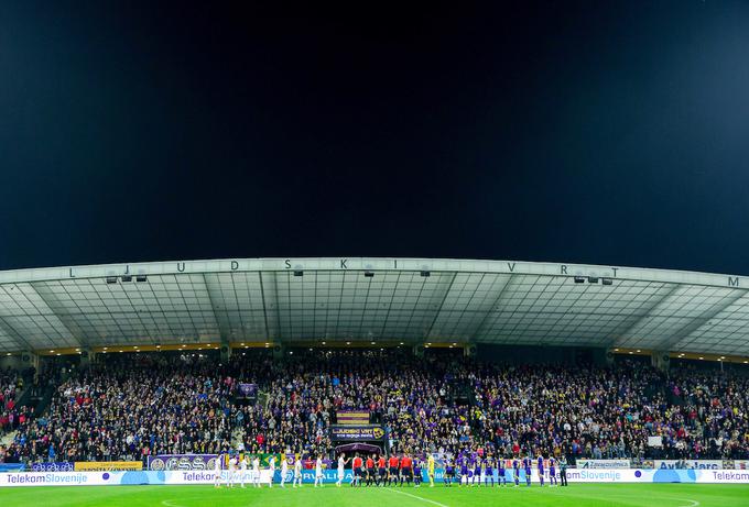 Največja slovenska kluba so 4. oktobra 2014 pričakale polne tribune. | Foto: Vid Ponikvar