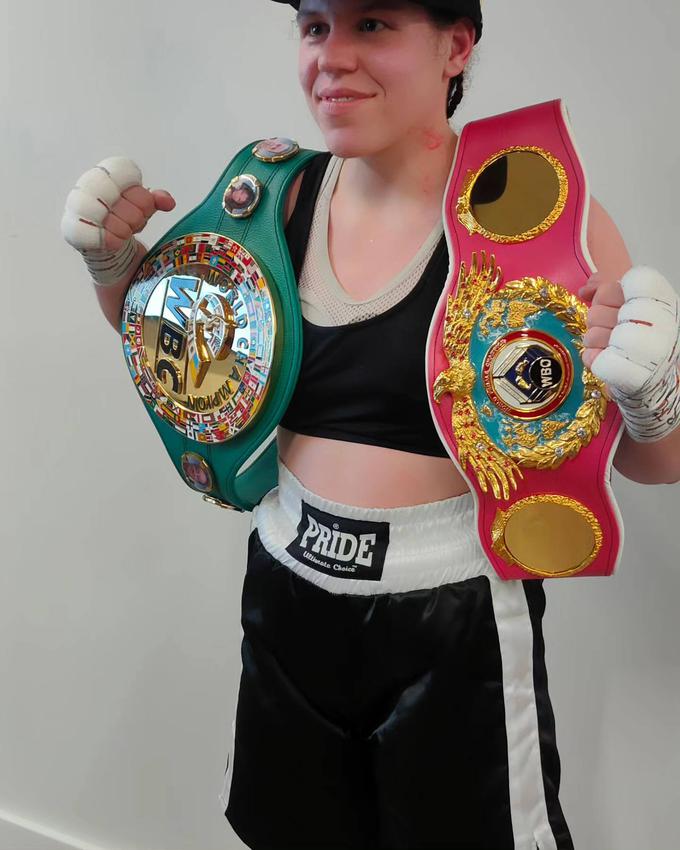 Ema Kozin z zgodovinskim plenom iz Manchestra, šampionskima pasovoma organizacij WBC in WBO. | Foto: ŠC Gepard
