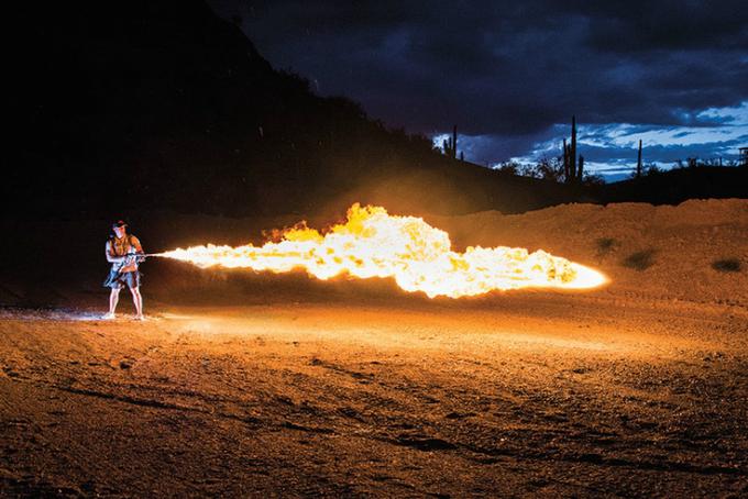 Ob pravem metalcu plamena je Muskov videti kot igračka. Takšne zadeve, s katerimi ni šale, so tudi precej dražje od Muskove novosti. V ZDA stanejo konkretno prek tisoč evrov.  | Foto: X15 / Throwflame.com