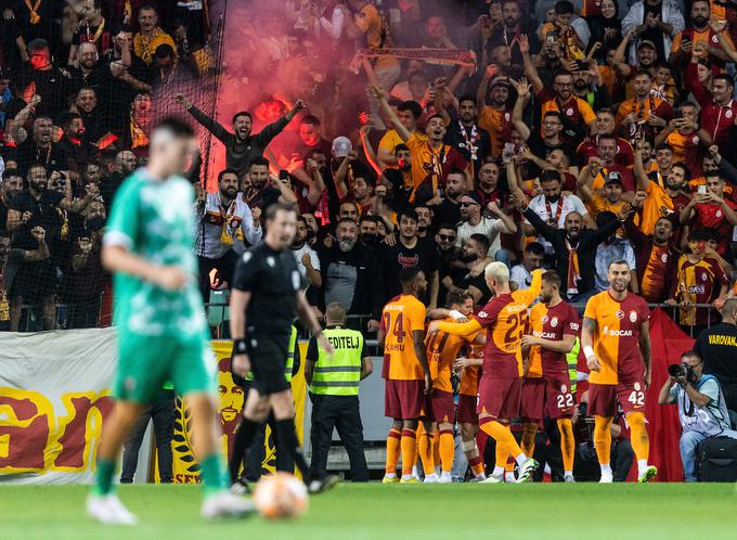Navijači Galatasaraya so si lahko v Stožicah dali duška, saj so jih 23-kratni turški prvaki razveselili z visoko zmago. | Foto: Vid Ponikvar