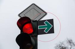 Kdaj zaviti desno ob rdeči luči? Le, če bo tam ta znak. #foto