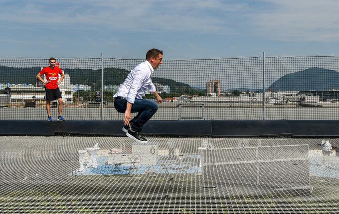 Tudi direktor ALEJE je preizkusil največji trampolin na svetu. Foto: Robert Krumpak | Foto: 