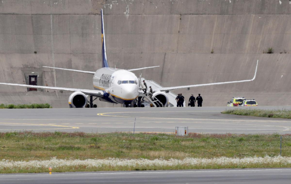 Ryanair bomba | Letalo so takoj po pristanku obkolili norveški policisti in protibombna enota. | Foto Reuters