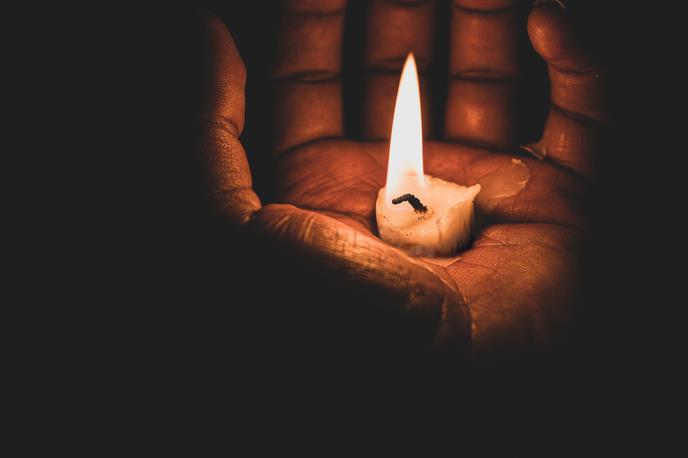 Smrt, svečka, sveča | V tragični nesreči na pripravah na Norveškem je umrla mlada športnica Hana Mazi Jamnik. | Foto Unsplash