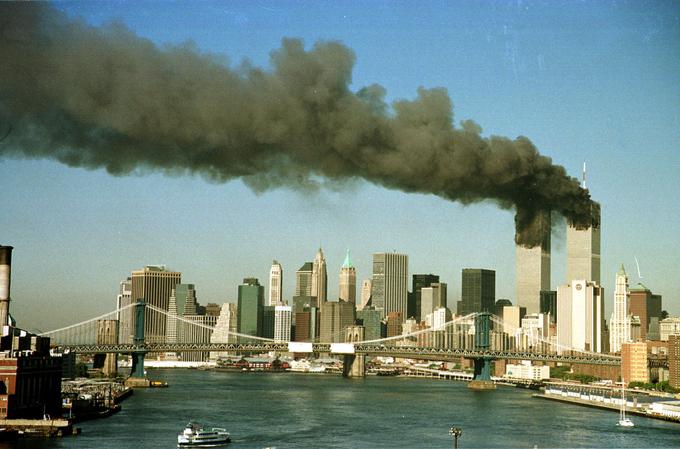 Na današnji dan pred 16 leti so teroristi zgradbo WTC-ja napadli z dvema potniškima letaloma. | Foto: Reuters
